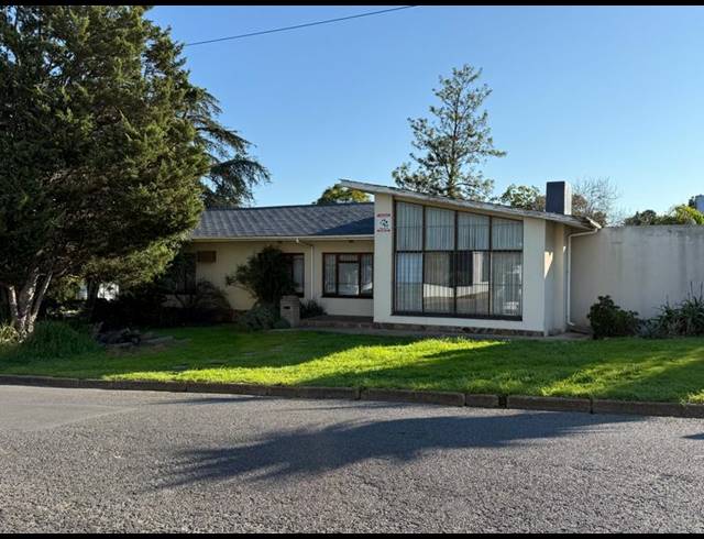 4 BEDROOM HOUSE FOR SALE IN BERGZICHT